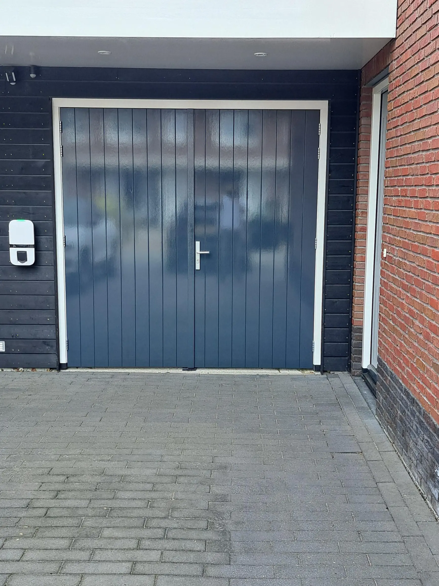 Houten garagedeur in donkerblauw