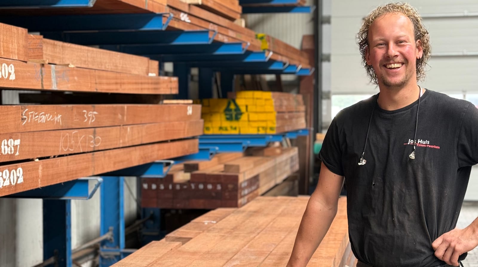 Jeroen Hoes, werkplaatschef en intern kwaliteitsbewaker, bij de houtvoorraad in de werkplaats