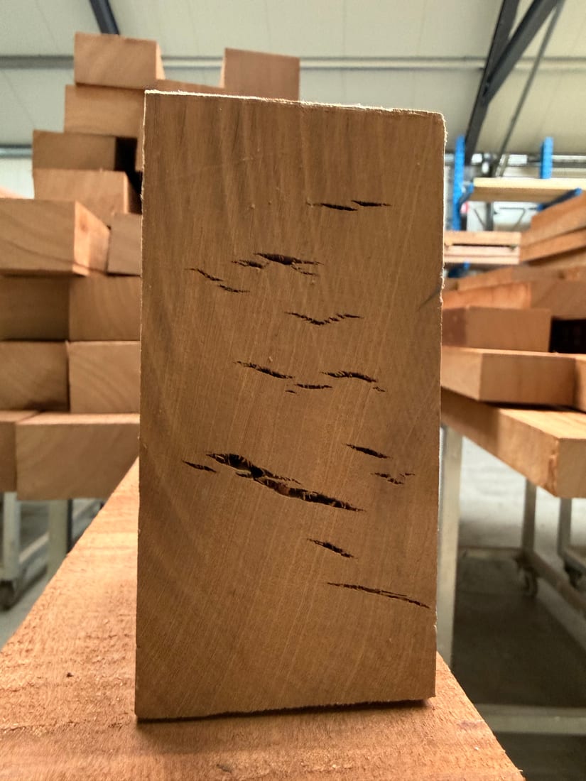 Kopscheuren in de kopse kant van een afgekorte balk hout