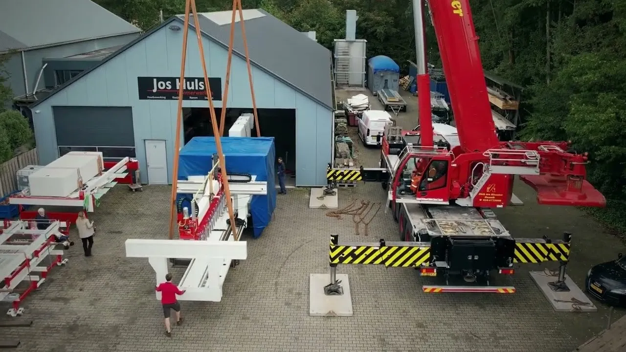 Levering nieuwe CNC-machine bij Jos Huls Timmerwerken in Nijeveen