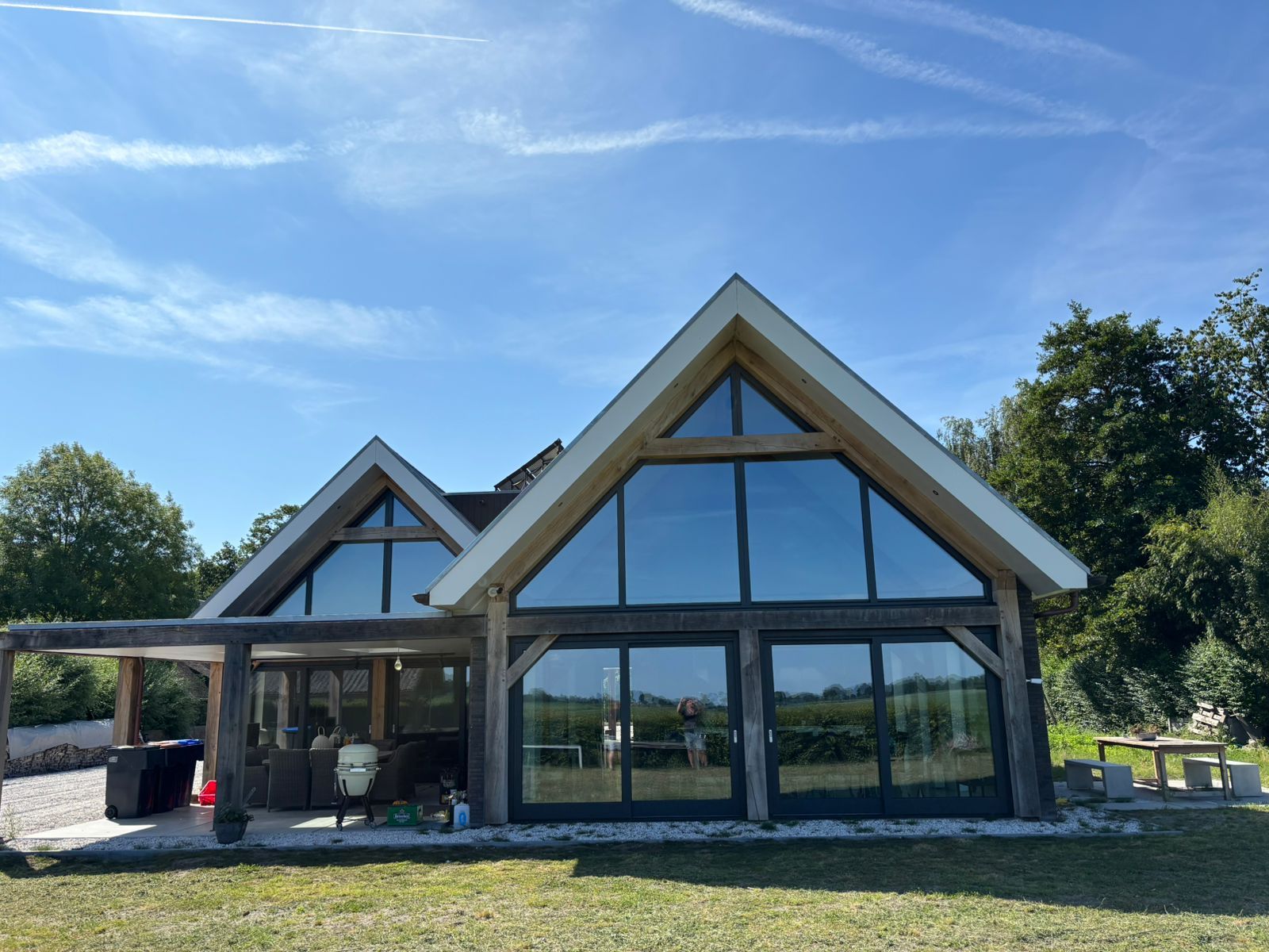Moderne woning met houten kozijnen
