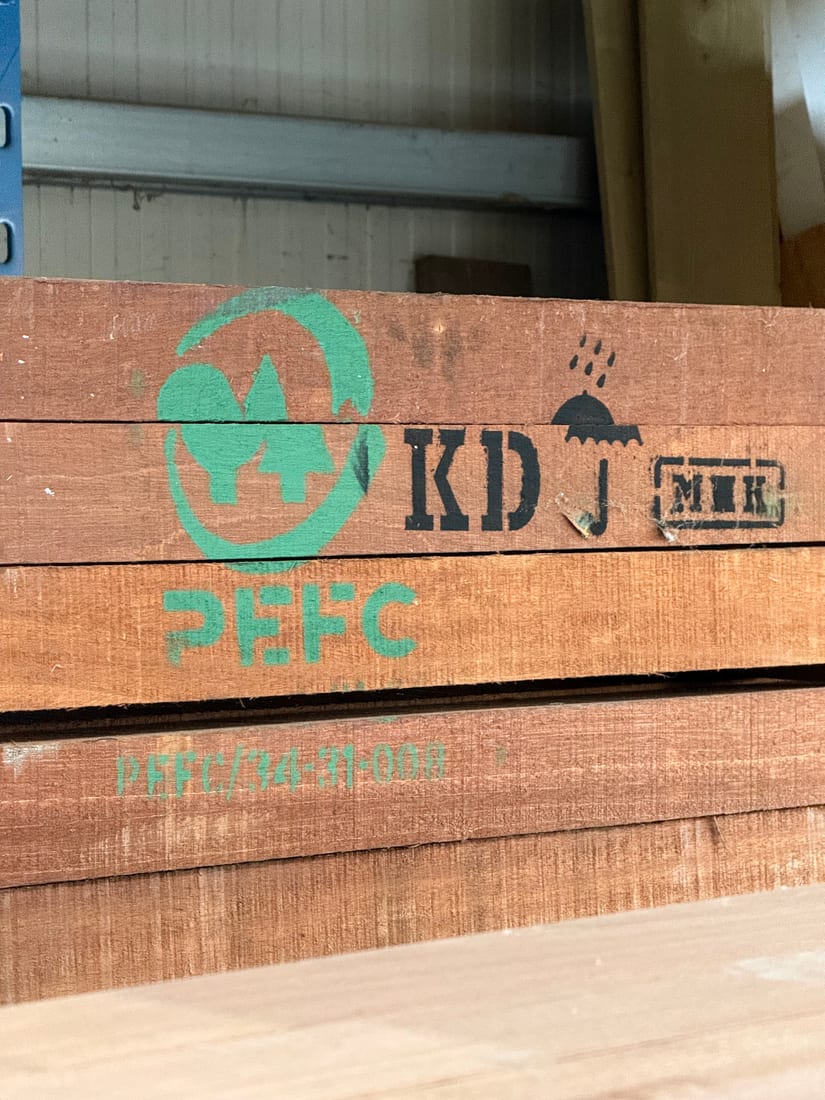 De PEFC-stempel en het certificaatnummer op de zijkant van de balken