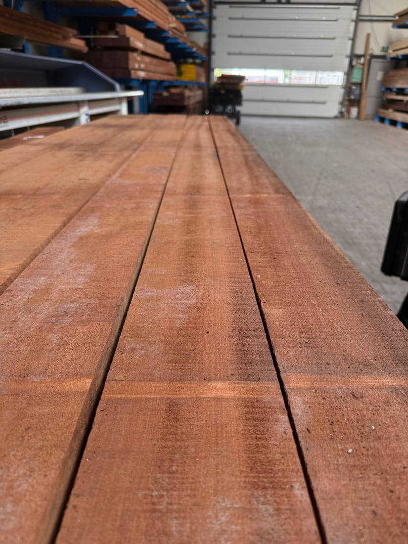 De nerf en de kopse kant van een balk hout, van dichtbij gezien